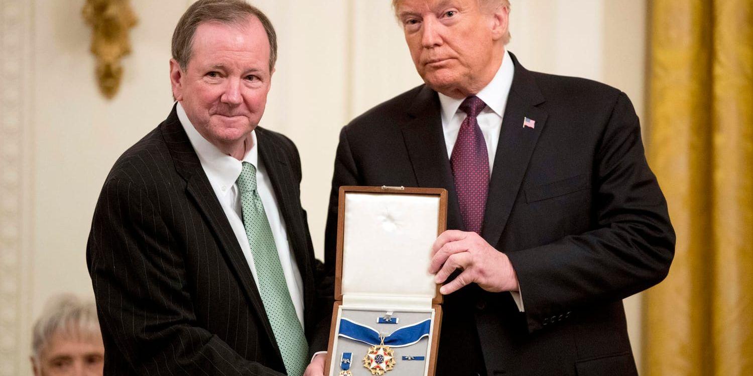 Jack Soden, vd för Elvis Presley Enterprises tog emot medaljen å familjen Presleys vägnar. Donald Trump. Arkivbild.