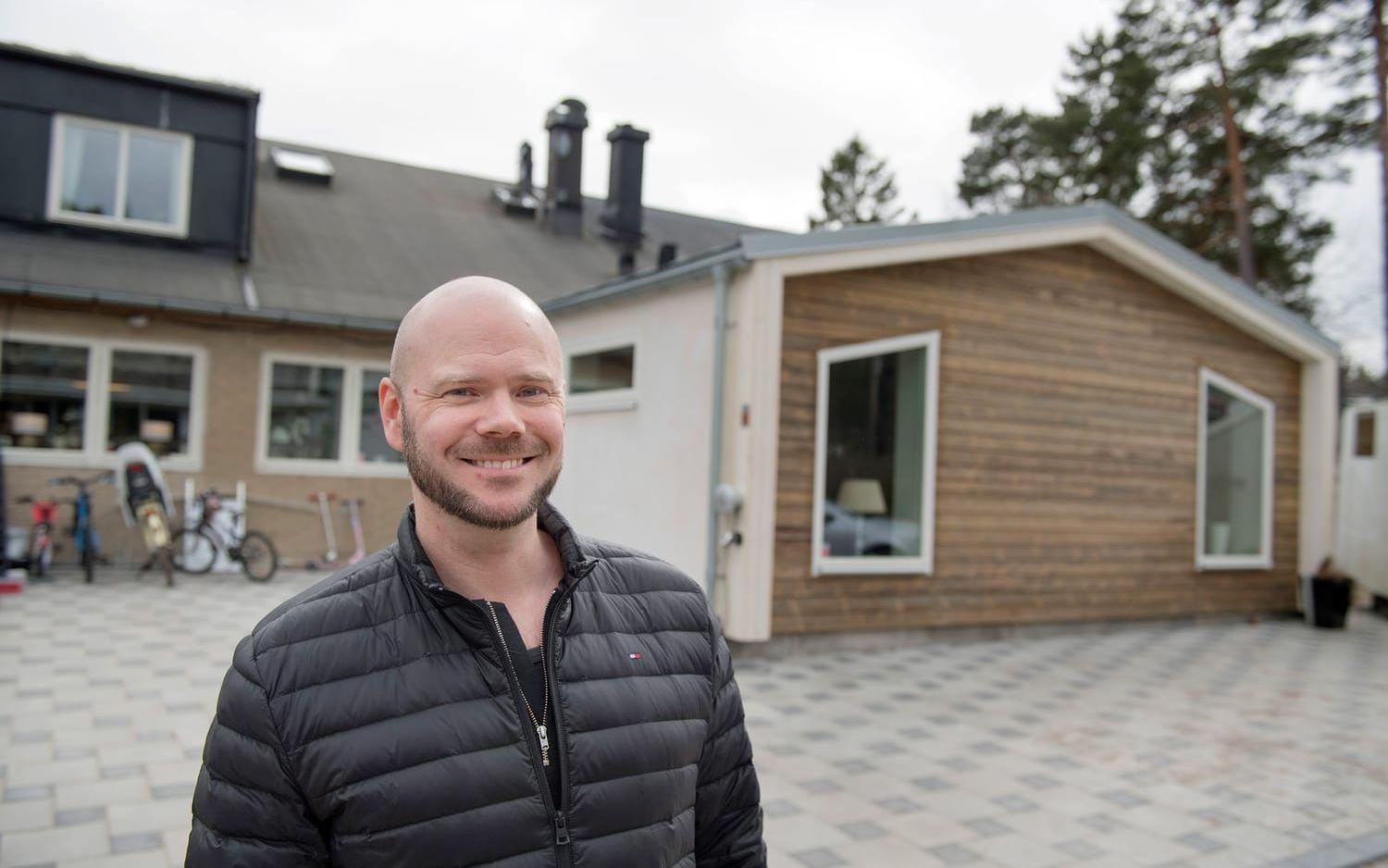 Anders Hallström har renoverat familjens radhus med de globala klimatmålen i åtanke. Foto: Jessica Gow/TT