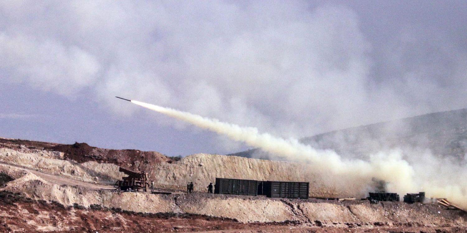 Turkisk artillerield avfyras mot kurdiska positioner i Afrin i norra Syrien. Strider rasar vid flera av landets frontlinjer när kriget snart går in på sitt åttonde år.