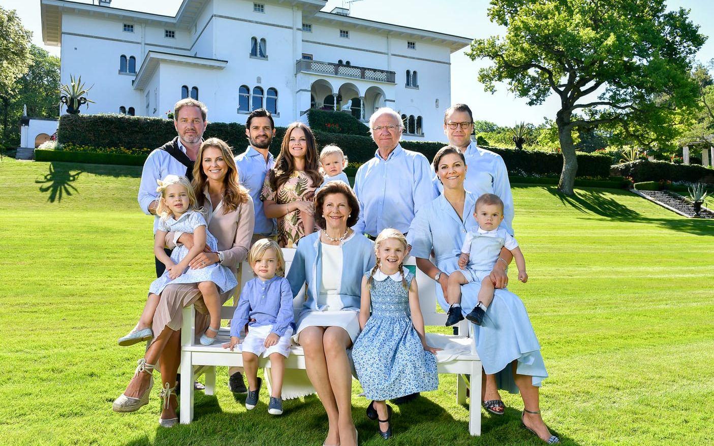 I somras fotograferades hela kungafamiljen på Solliden på Öland.