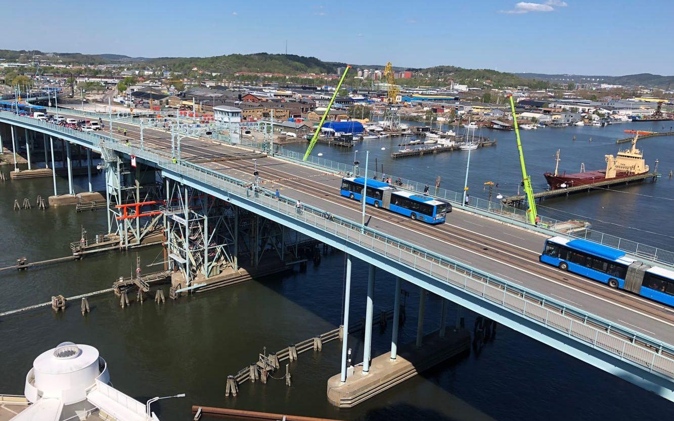 Götaälvbron har tekniska problem och busspassagerarna lämnar bron till fots.