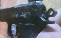 Bilder på vapen från mannens telefon. Bild: Polisen
