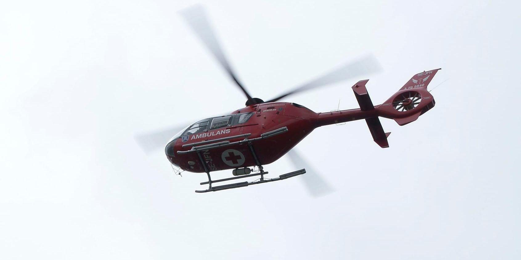 En motorcykelförare fördes till sjukhus med ambulanshelikopter. Arkivbild.
