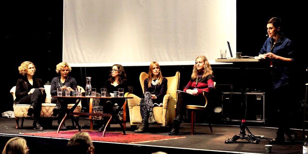 Enig panel. Från vänster: Marit Kapla, Anna Serner, Karolina Westling, Wanda Bendjelloul och Simone Lindsten under seminariet lett av Johanna Palmström, chefredaktör Bang.