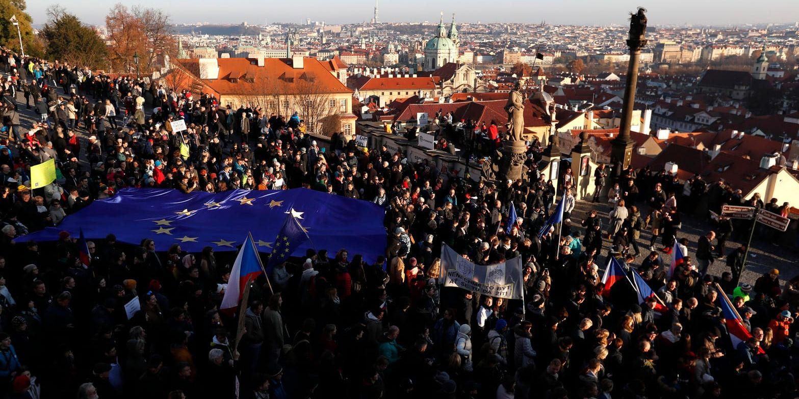 Tusentals tjecker demonstrerade på lördagen och krävde premiärministern Andrej Babis avgång.
