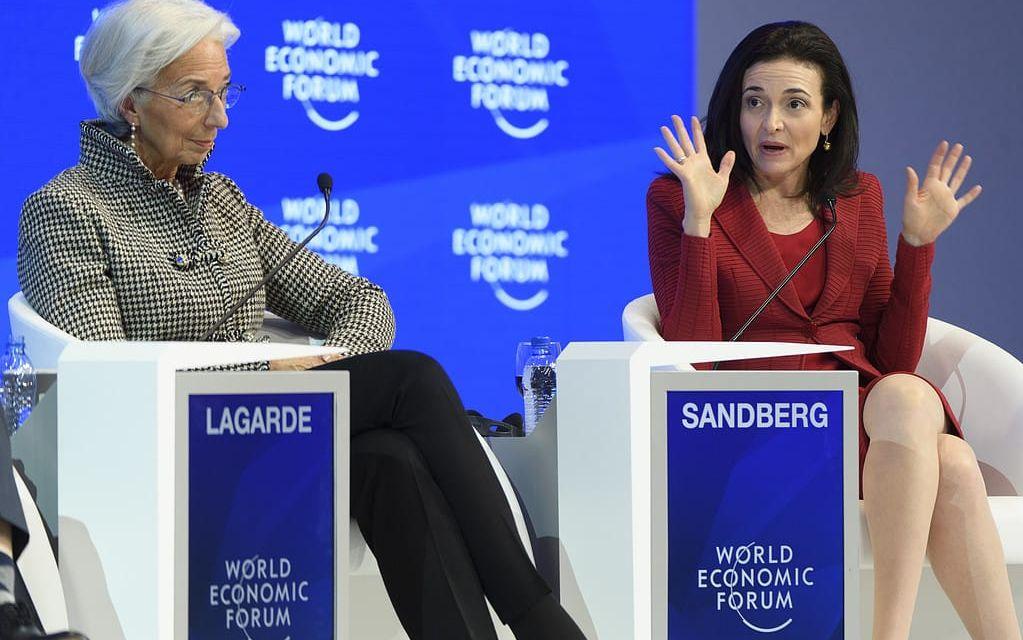 IMF-chefen Christine Lagarde, som nyligen fällts för försummelse i Frankrike, i diskussion med Facebooks operativa chef Sheryl Sandberg.