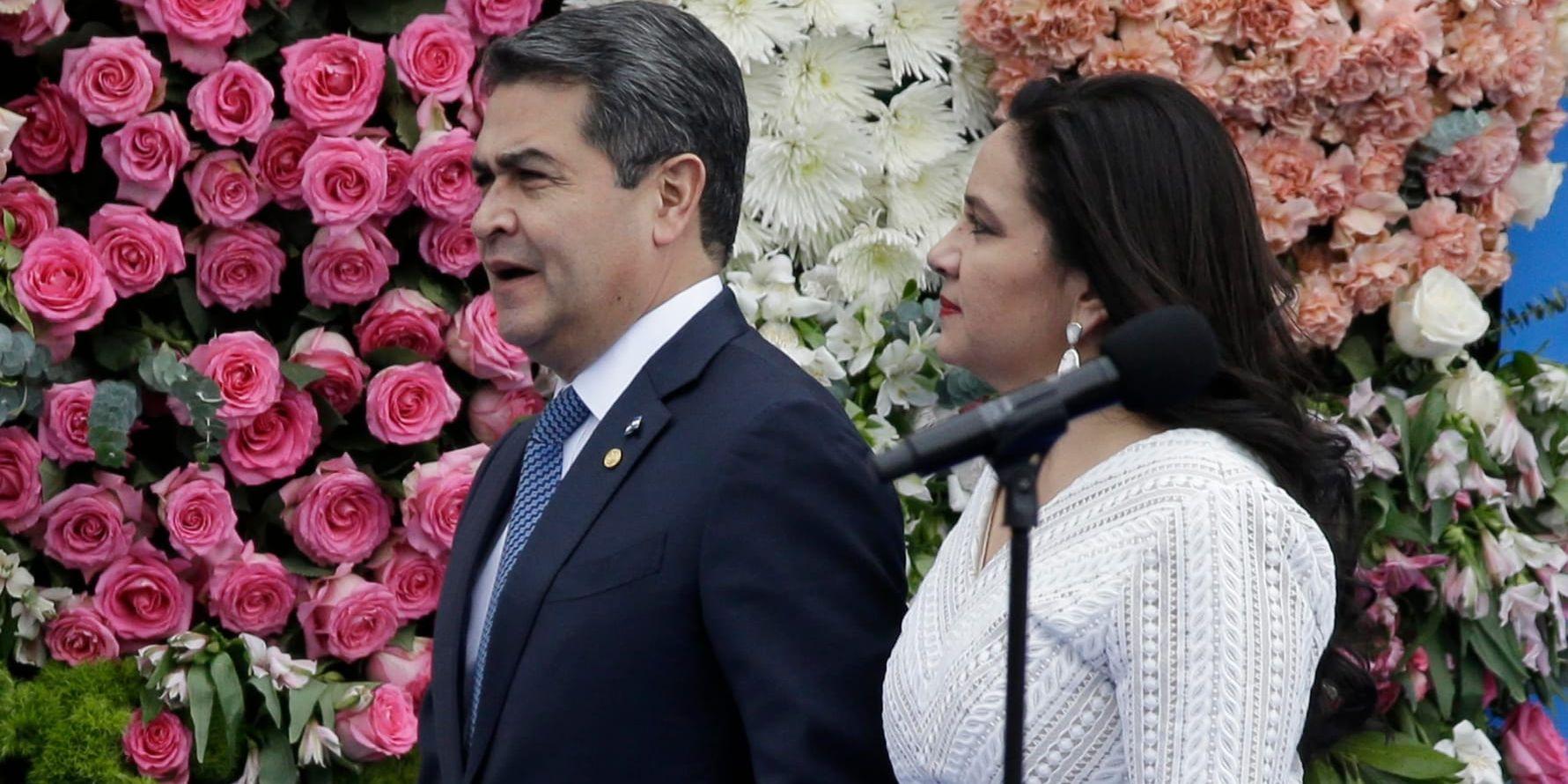 Honduras' president Juan Orlando Hernández, här med sin fru Ana García vid ett besök i Colombia för några månader sedan.