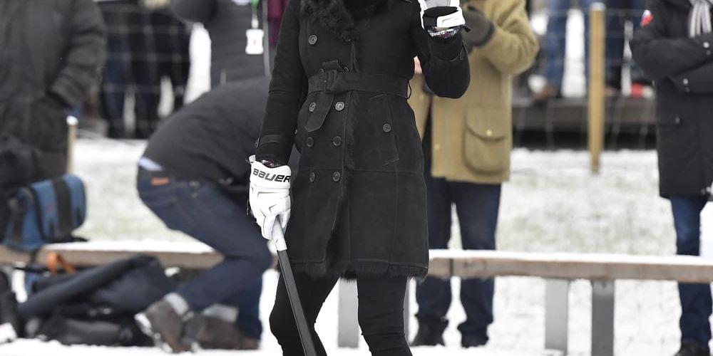 Kate Middleton, hertiginnan av Cambridge, i Vasaparken för att få en introduktion i bandy under hertigparets officiella Sverigebesök i januari. Arkivbild.