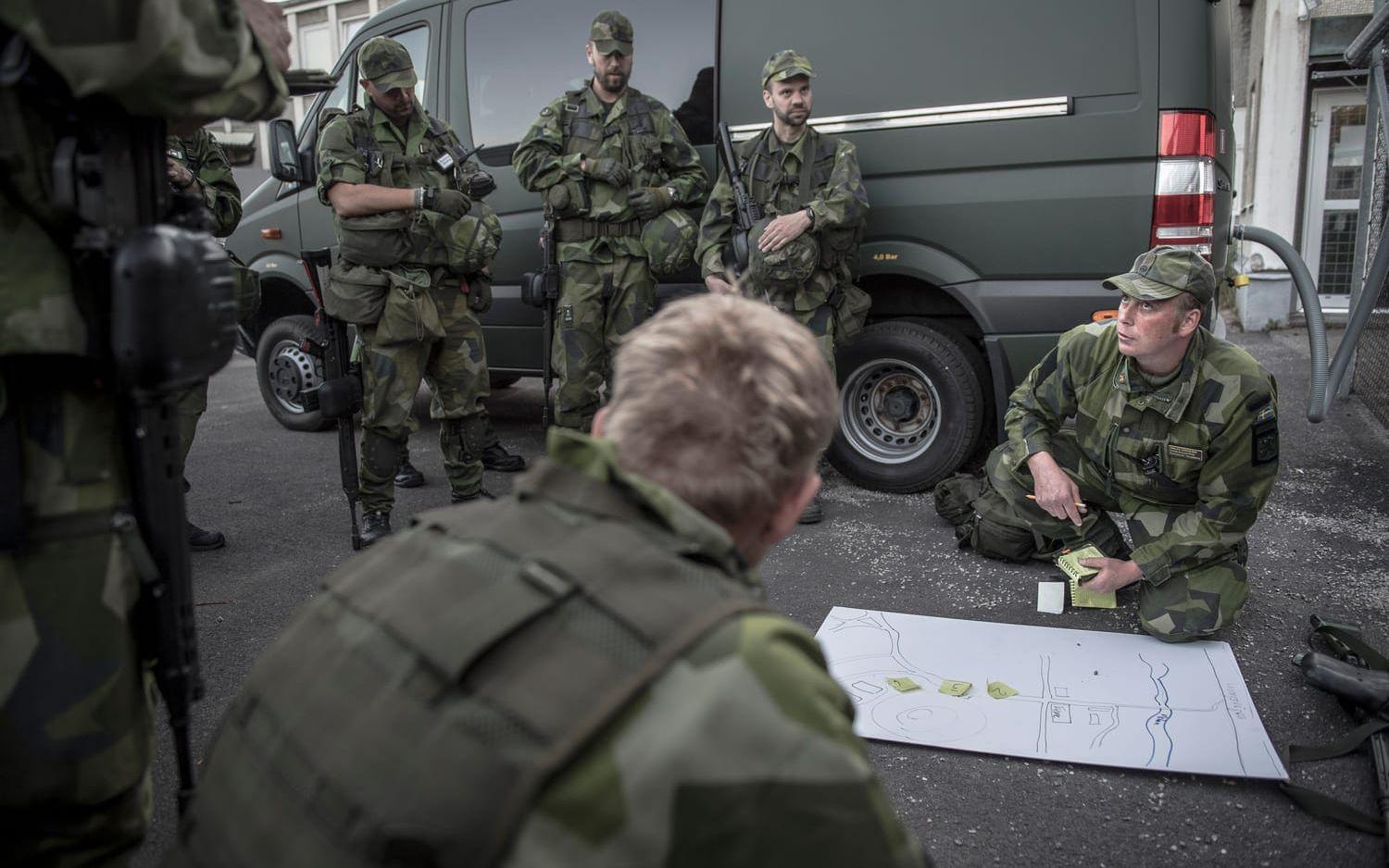 På en mobiliseringsplats i Boråstrakten håller enPlutonchef ordergivning före framryckning till skyddsobjekt.