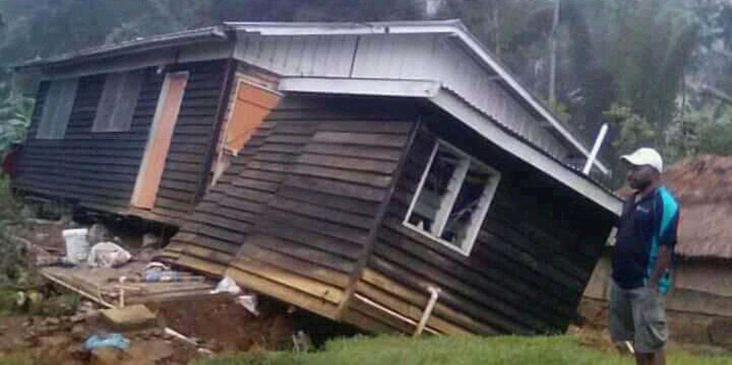 Ett hus som kollapsat i staden Halagoli i Hela-provinsen i Papua Nya Guinea.