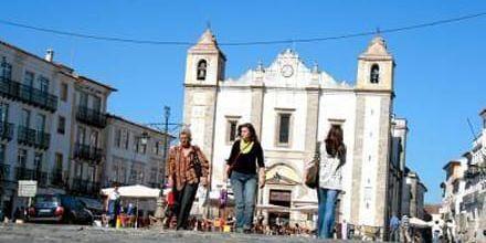 Praca do Geraldo, torget mitt i Évora, nås via åtta gator.