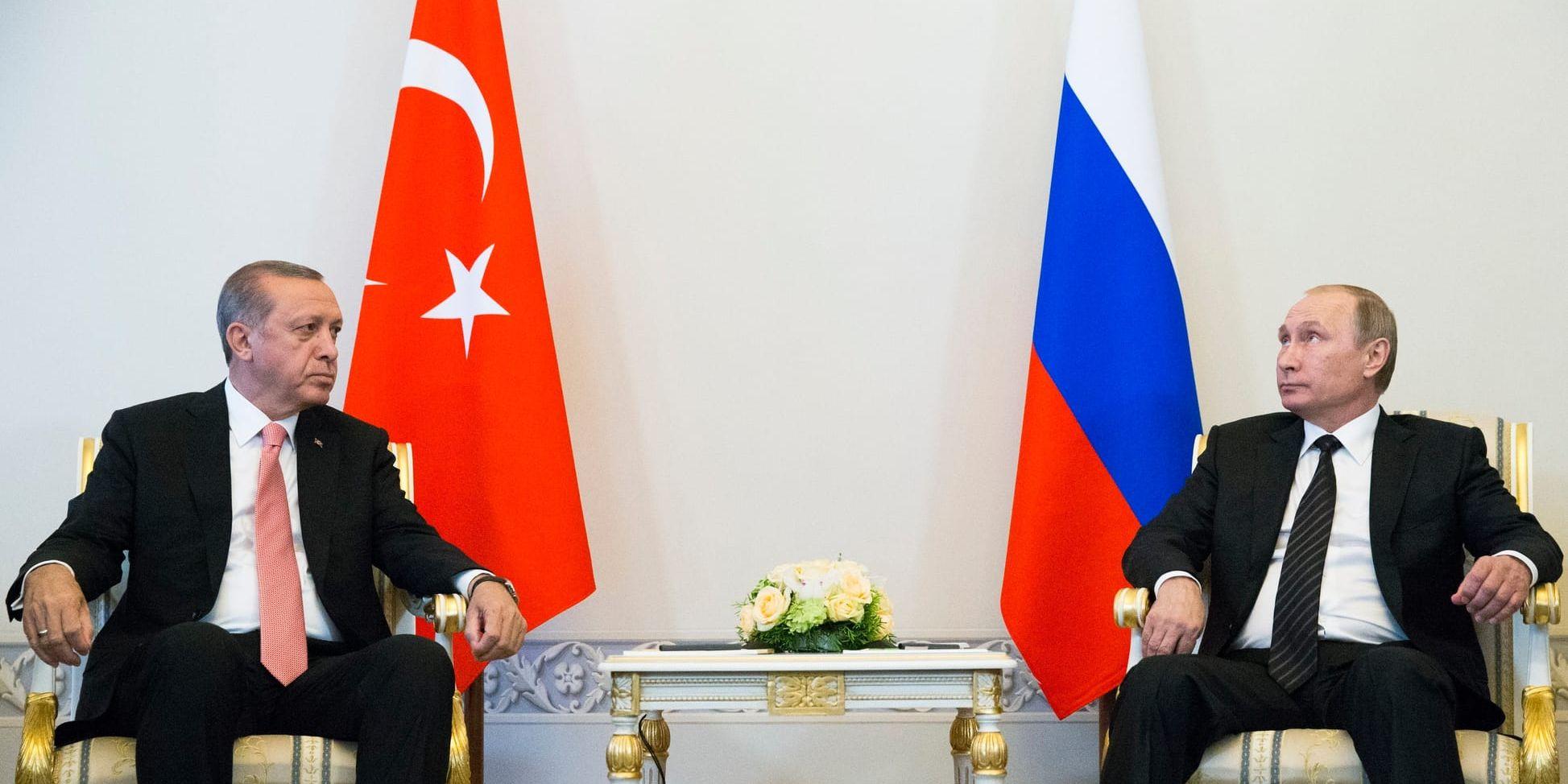 Rysslands president Vladimir Putin tar emot Turkiets president Recep Tayyip Erdogan i S:t Petersburg.
