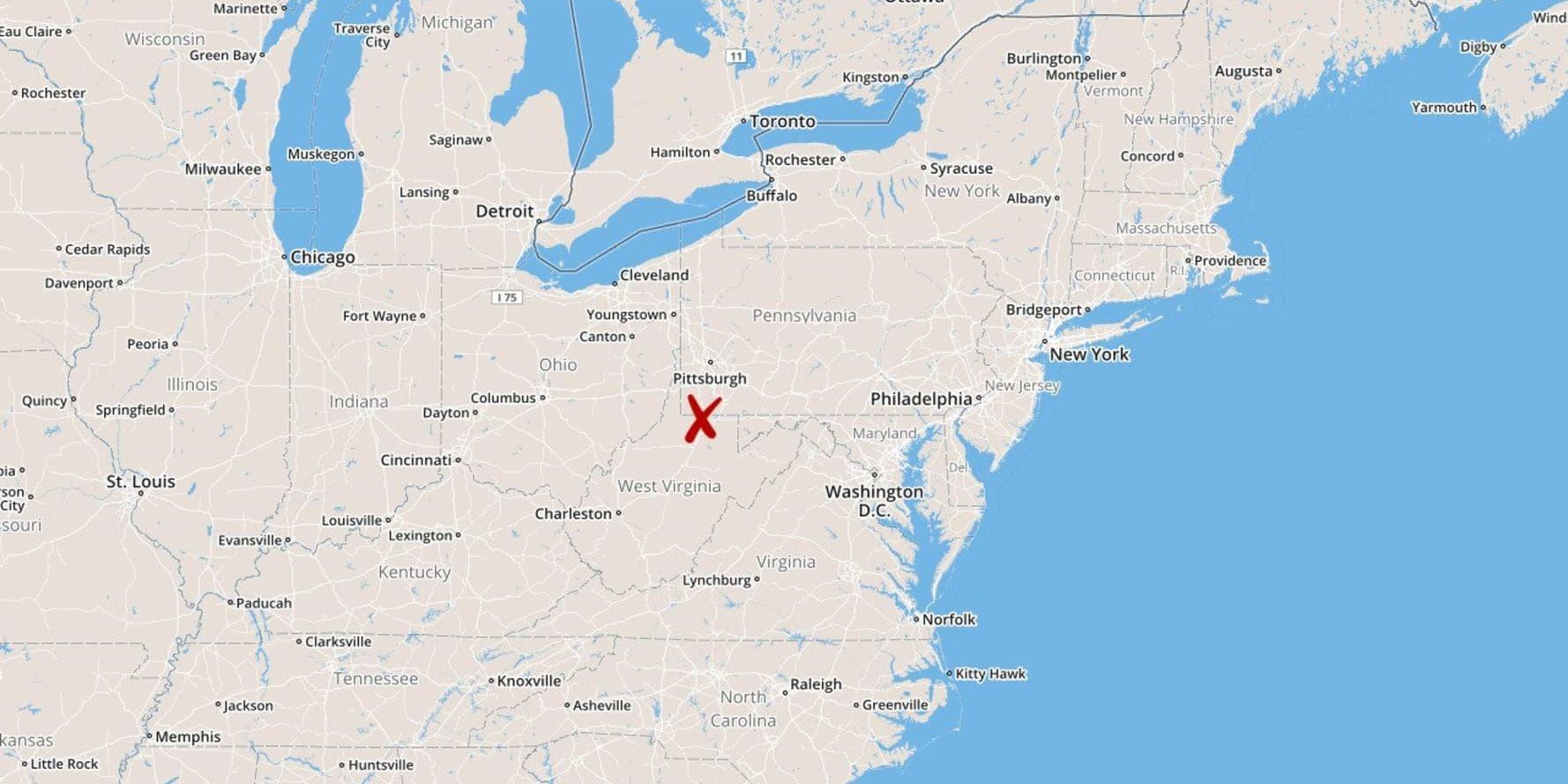 En person har dödats och fyra personer rapporteras ha skadats vid en skottlossning på ett domarkontor i orten Masontown i Pennsylvania i USA