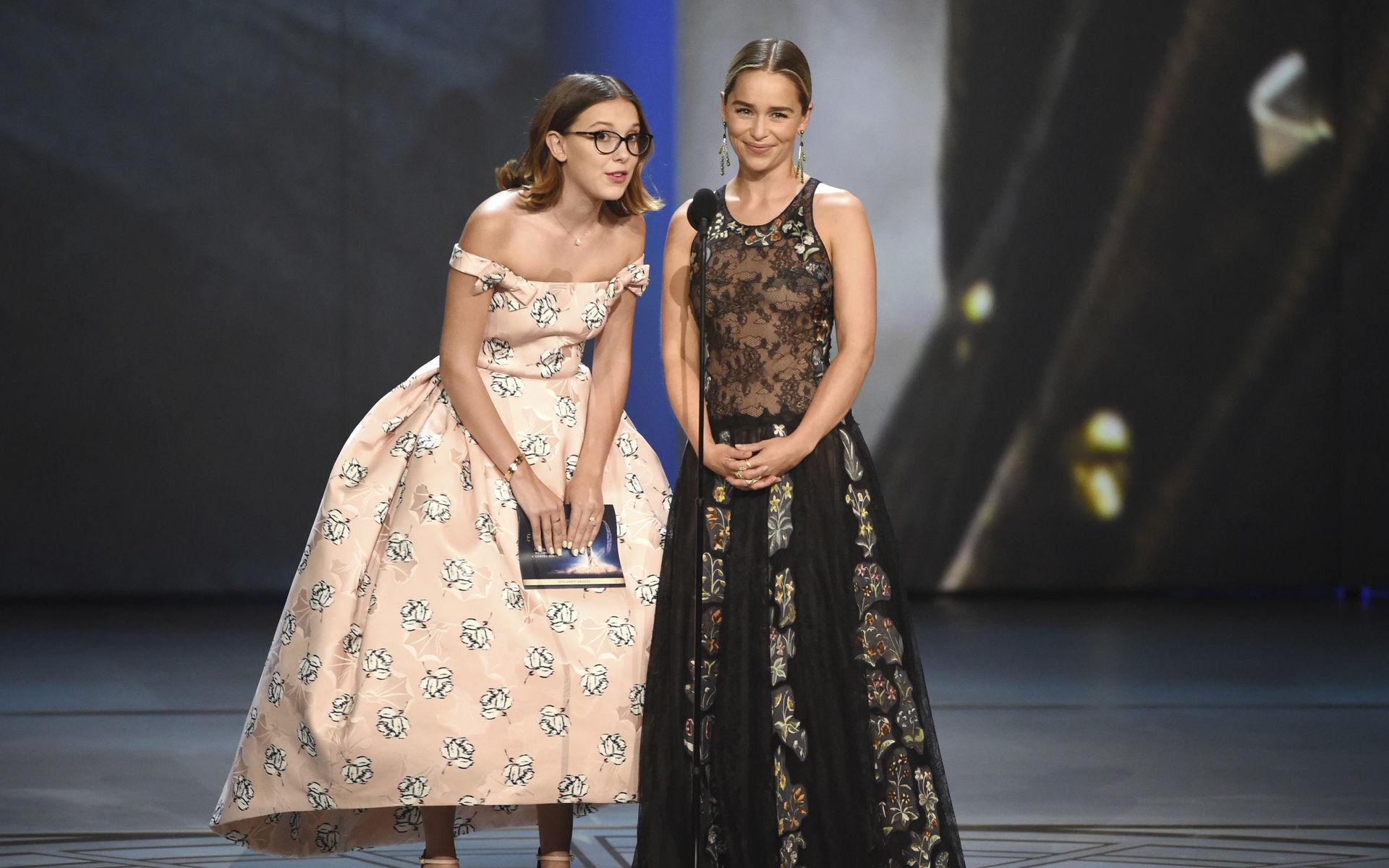 Millie Bobby Brown och Emilia Clarke delade ut pris för bästa komedimanus.