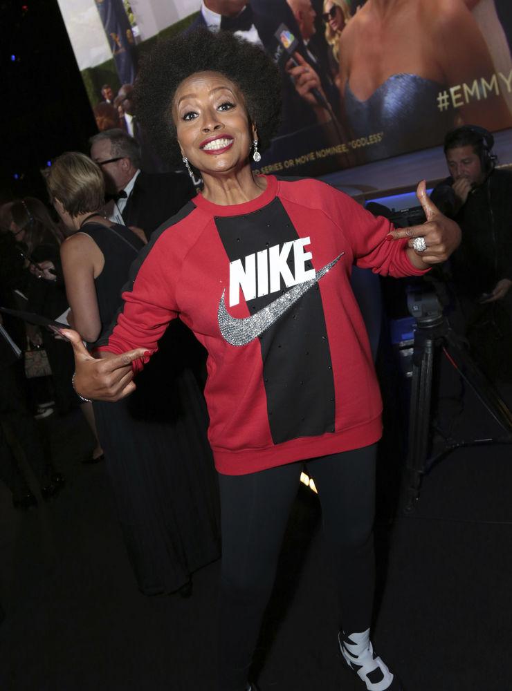 Black-ish-skådespelaren Jenifer Lewis hade på sig en tröja från sportmärket Nike för att stötta den tidigare NFL-spelaren Colin Kaepernick.
