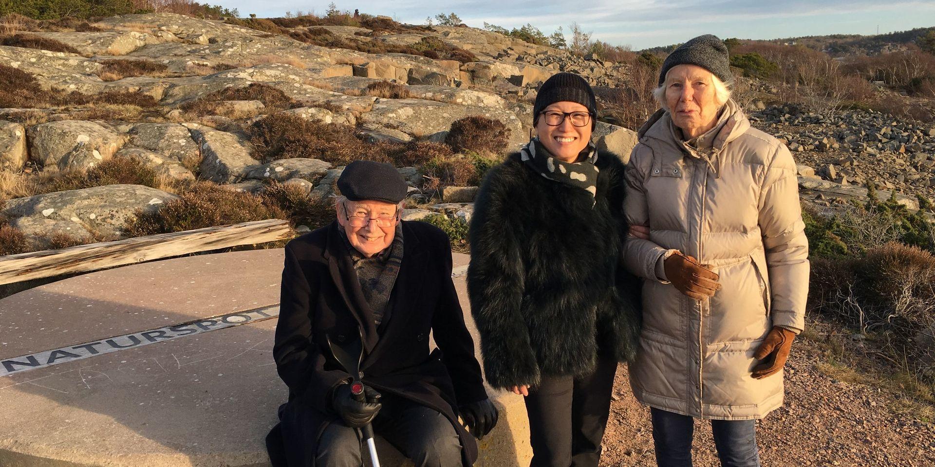 Birgit Falk var dement men pigg i kroppen. Här från en utflykt runt Smithska udden tillsammans med maken Jan och dottern Maria på nyårsafton 2019.