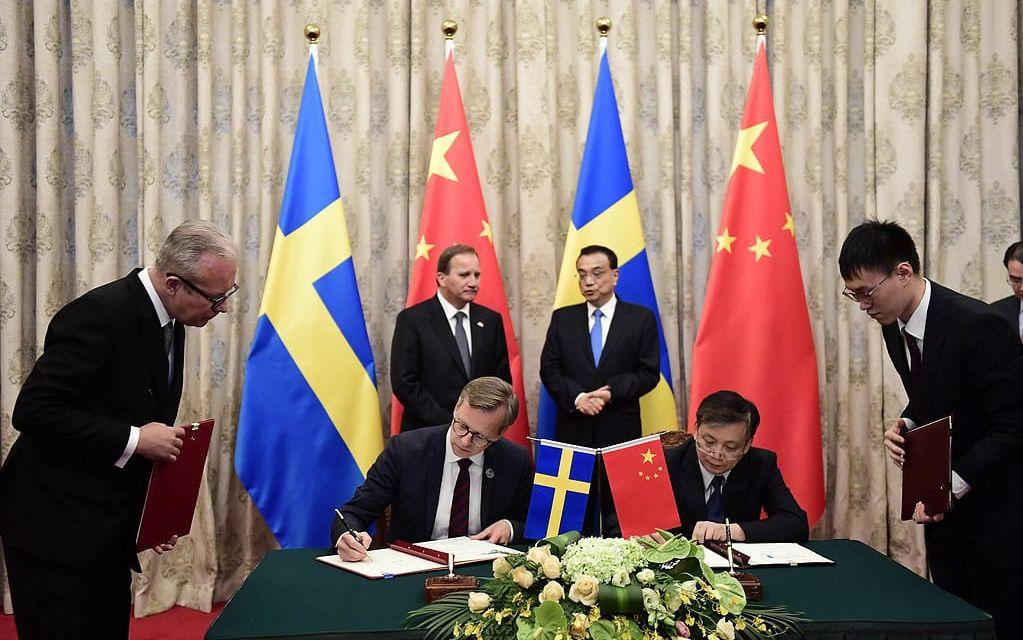 Mikael Damberg signerar svensk-kinesiska avtal under besöket.