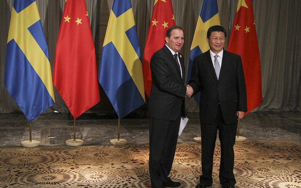 Stefan Löfven med Kinas president och generalsekreteraren för Kinas kommunistiska parti, Xi Jinping under ett besök i Kina 2015.