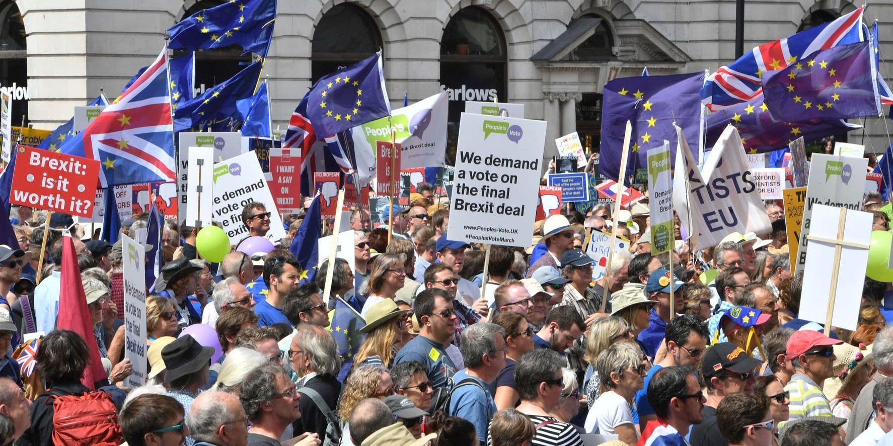 Tiotusentals människor på Londons gator på brexitomröstningens tvåårsdag.