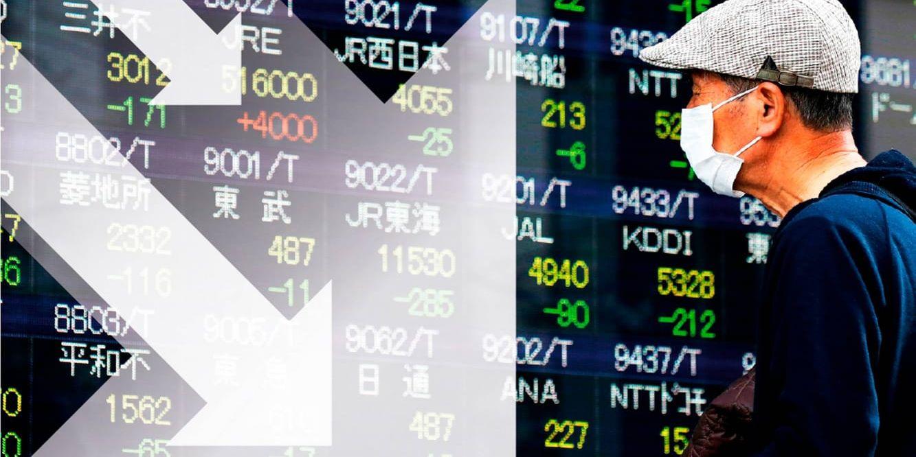 Europeisk bankoro och svag statistik fick Tokyobörsen att backa. Arkivbild.