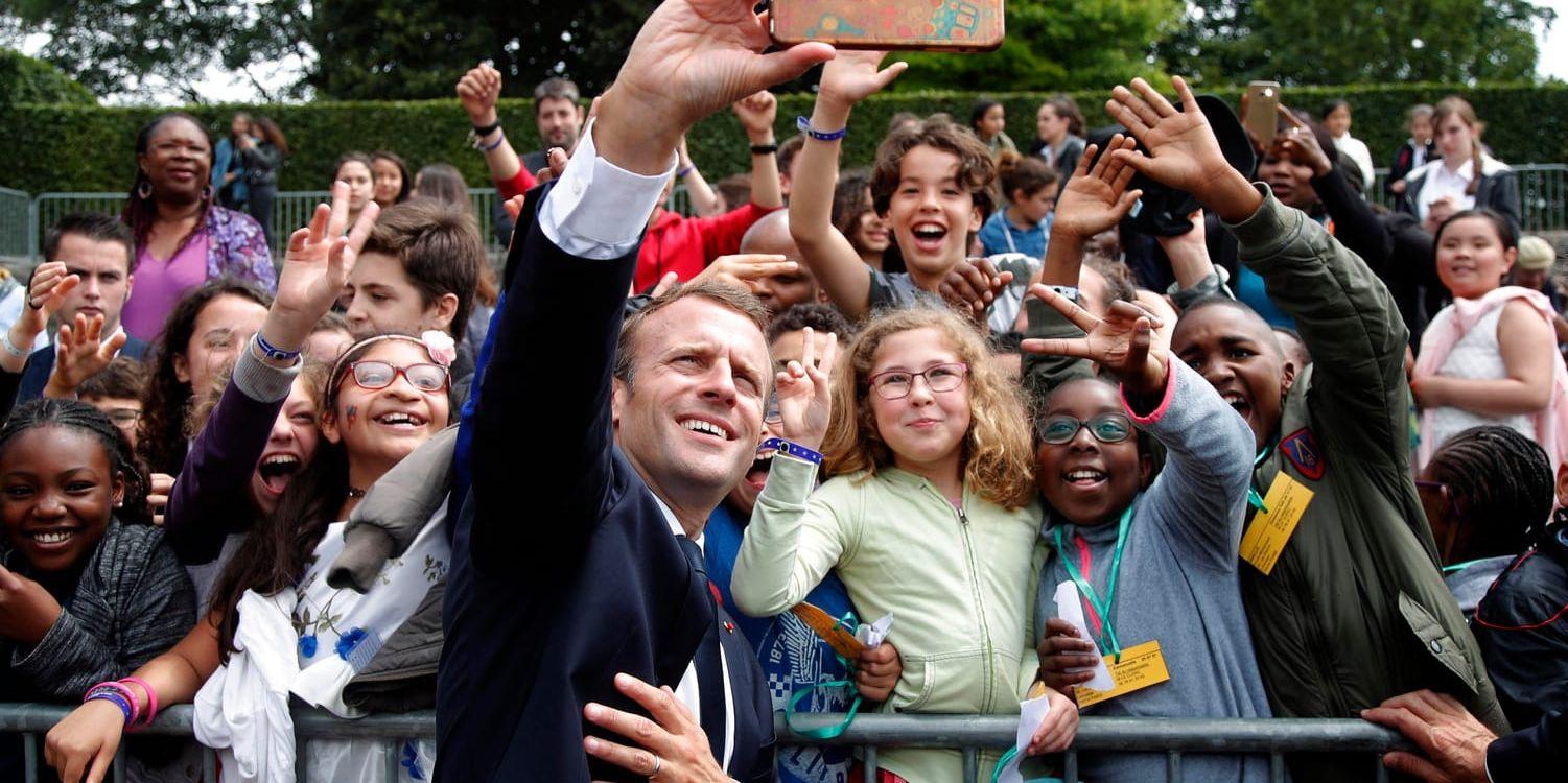 Emmanuel Macron tog också bilder med de yngre vid ceremonin.