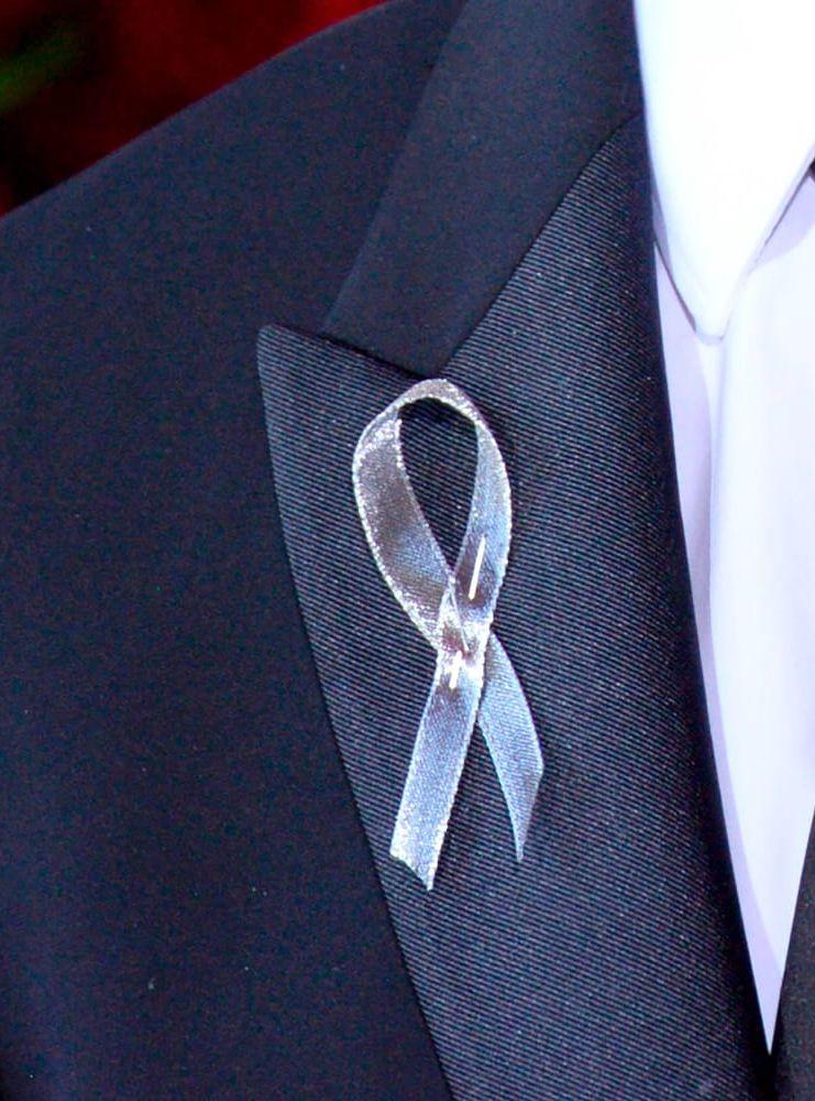 Flera gäster uppmärksammade offren i Orlando genom att bära ett silverband.