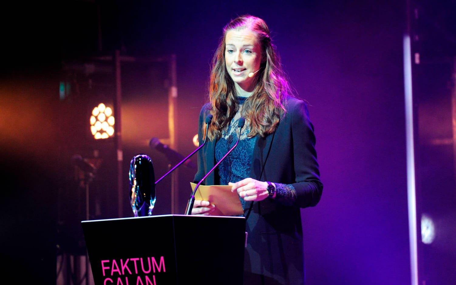 Fotbollsprofilen Lotta Schelin delade ut priset för Årets scendrag. Bild: Anna Swanberg.