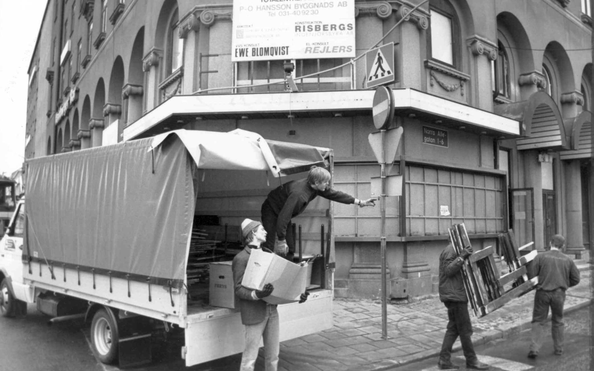 11 januari 1990. Nationalteatern flyttar in i Pusterviks ikoniska hörnlokal. Vistelsen ska dock bli relativt kortvarig.