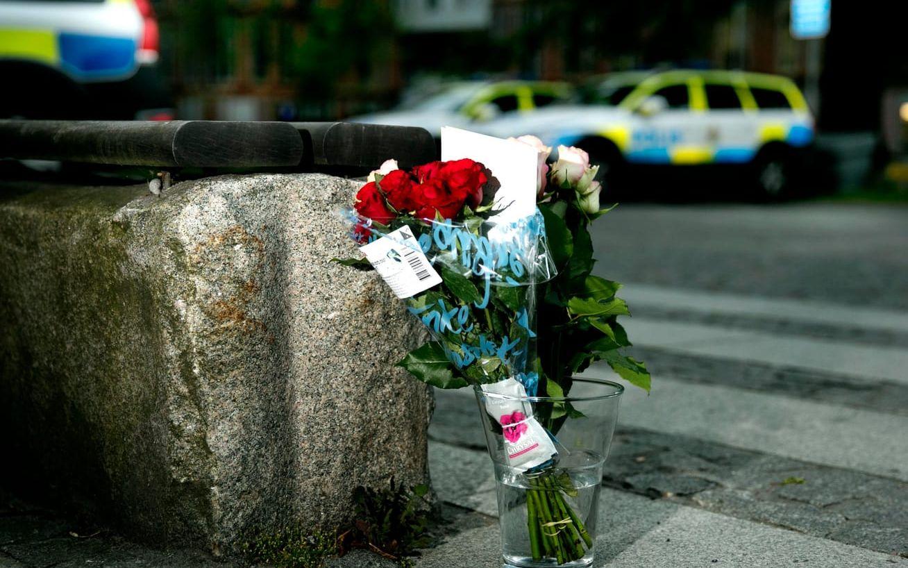 Under måndagen hölls en tyst minut vid Gustaf Adolfs torg i Göteborg, som inleddes vid klockan tolv. De poliser som inte kunde närvara på plats höll en tyst minut samtidigt på respektive ort. Foto: Per Wahlberg
