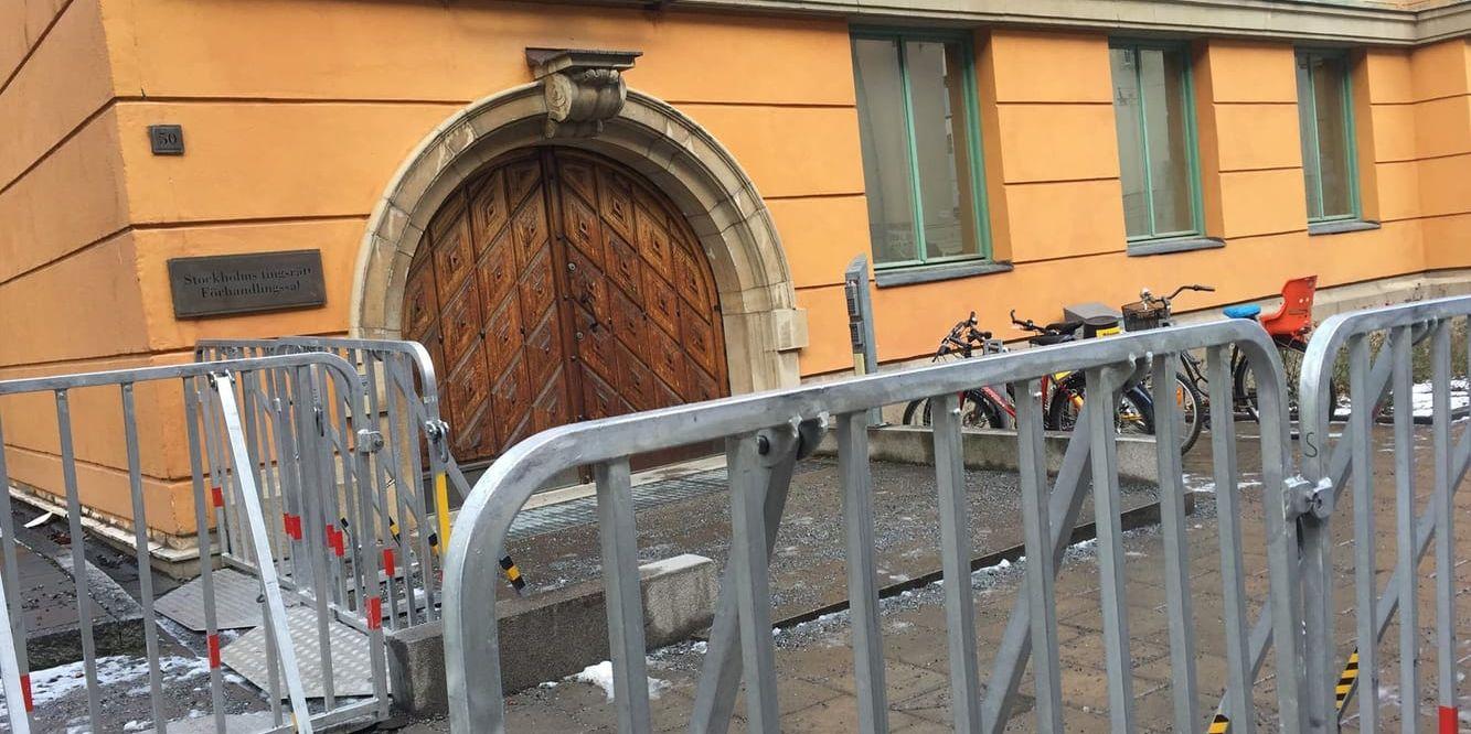 Polisen hade redan under måndagen förberett med stängsel utanför porten till Stockholms tingsrätt förhandlingar där media och andra åhörare släpps in till rättegången. 