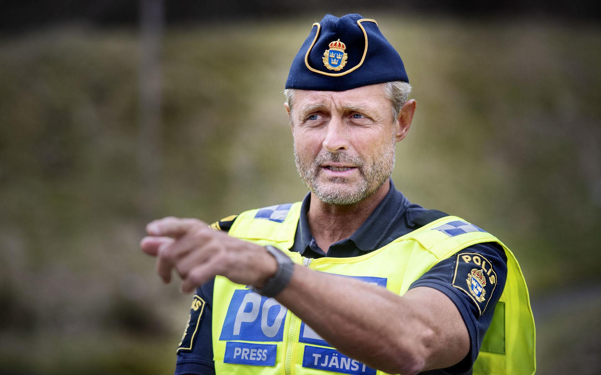 Christer Fuxborg, polisens presstalesperson hoppas och tror att allt kommer gå lugnt till. &quot;Vi hoppas att vi kan genomföra det här så humant som vi bara kan och visa all respekt för de som ska avvisas&quot;, säger han. 