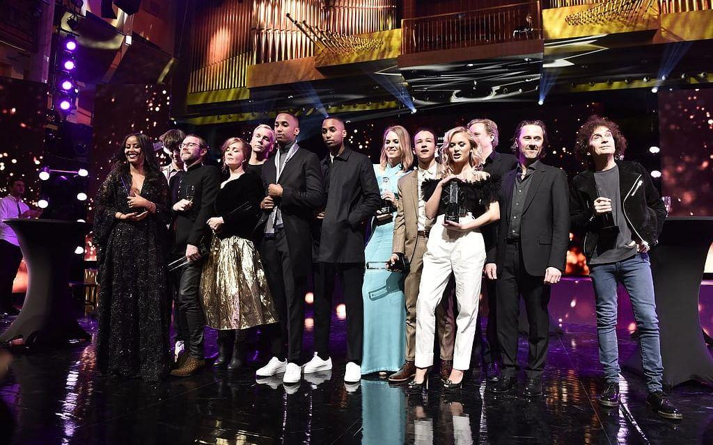 Samtliga pristagare poserar på scenen för en gruppbild efter Grammisgalan i Stockholms konserthus. Foto: TT.