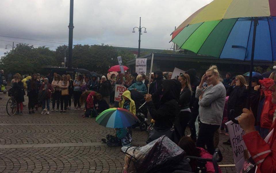 Över 500 personer deltog i en marsch för en bättre svensk förlossningsvård och mot "BB-krisen". Bild: Axel Tollens
