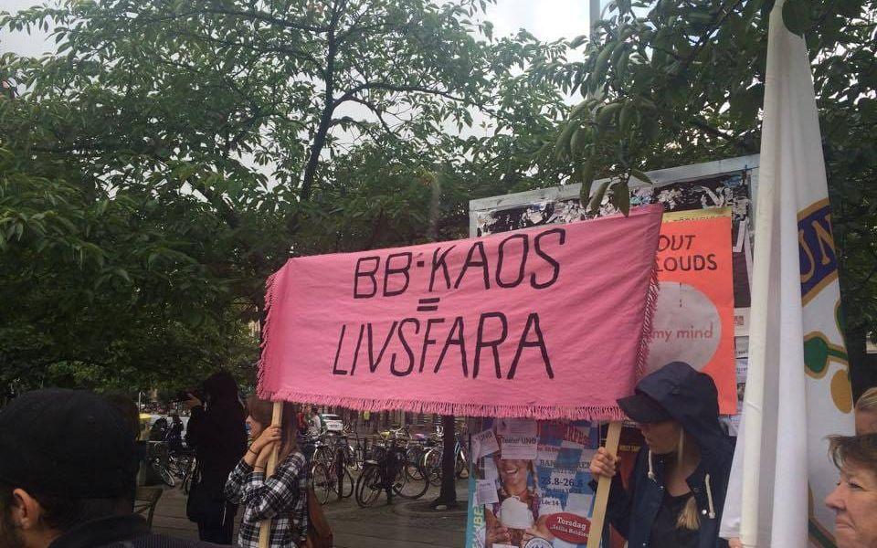 BB Kaos = livsfara löd ett av plakaten i marschen. Bild: Axel Tollens
