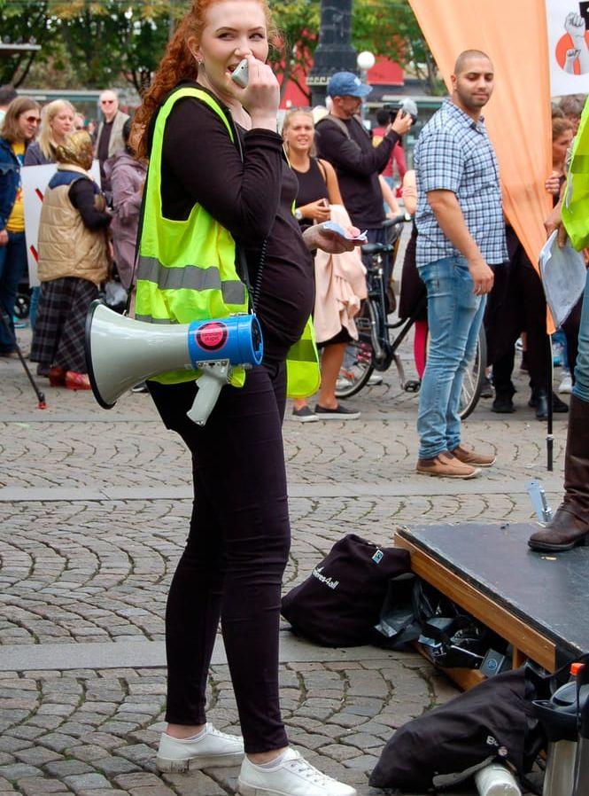 En glad funktionär vid demonstrationen på Järntorget. Bild: Adam Lundquist
