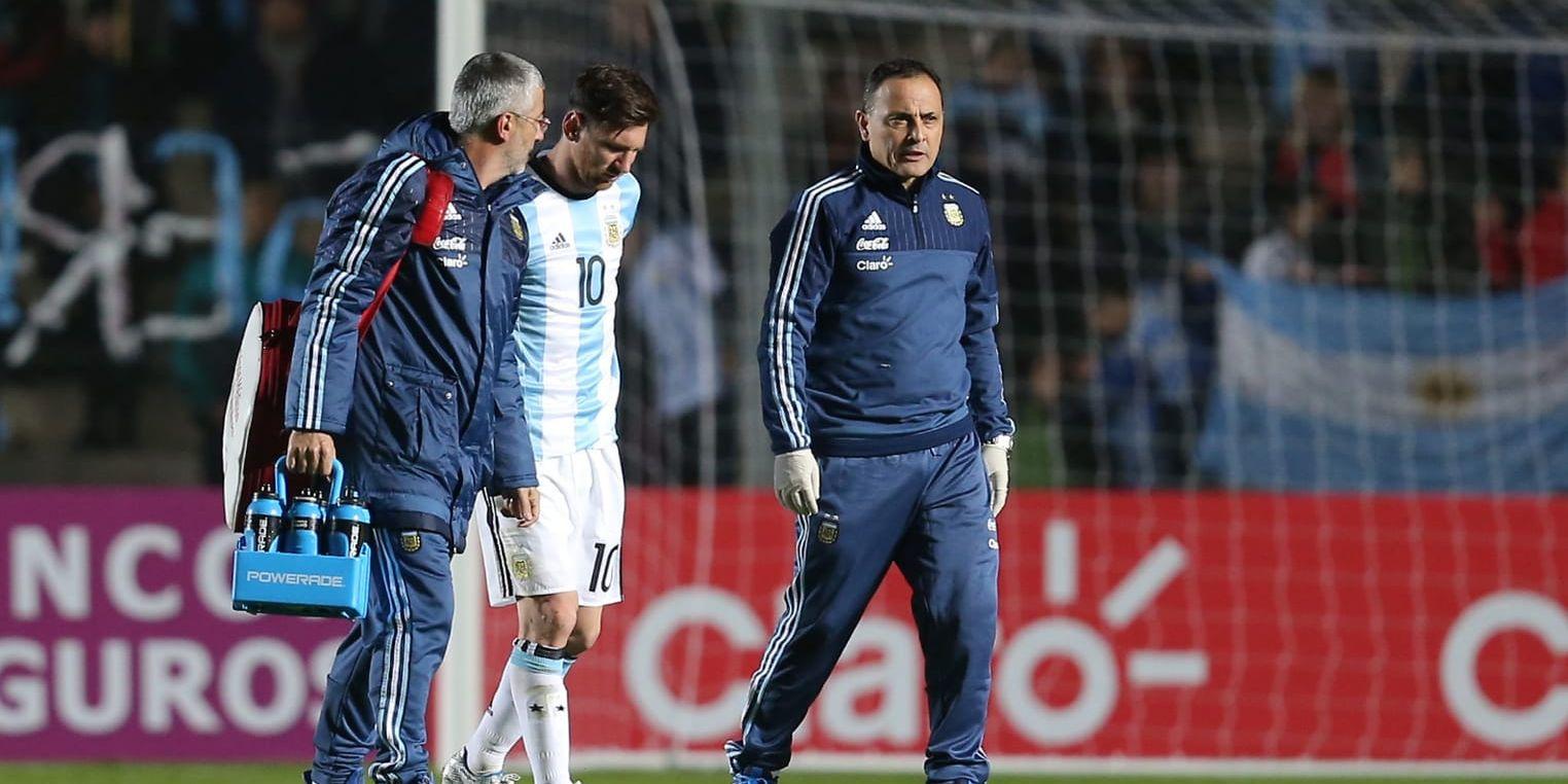 En skadad Lionel Messi lämnar planen under Argentinas träningsmatch mot Honduras.