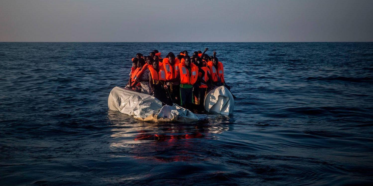 Människor räddas från en båt på Medelhavet. Arkivbild.