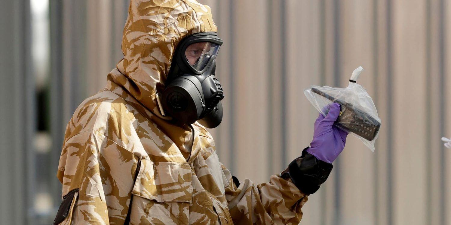 Brittisk antiterrorpolis har hämtat in över 400 föremål som kan vara kontaminerade med nervgiftet Novitjok. På bilden en specialist i skyddskläder med ett föremål som tagits i beslag i Salisbury i sydvästra England. Arkivbild