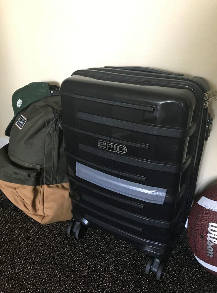 Han har packat sina väskor för att ta skydd  ett skyddsrum under orkanen.