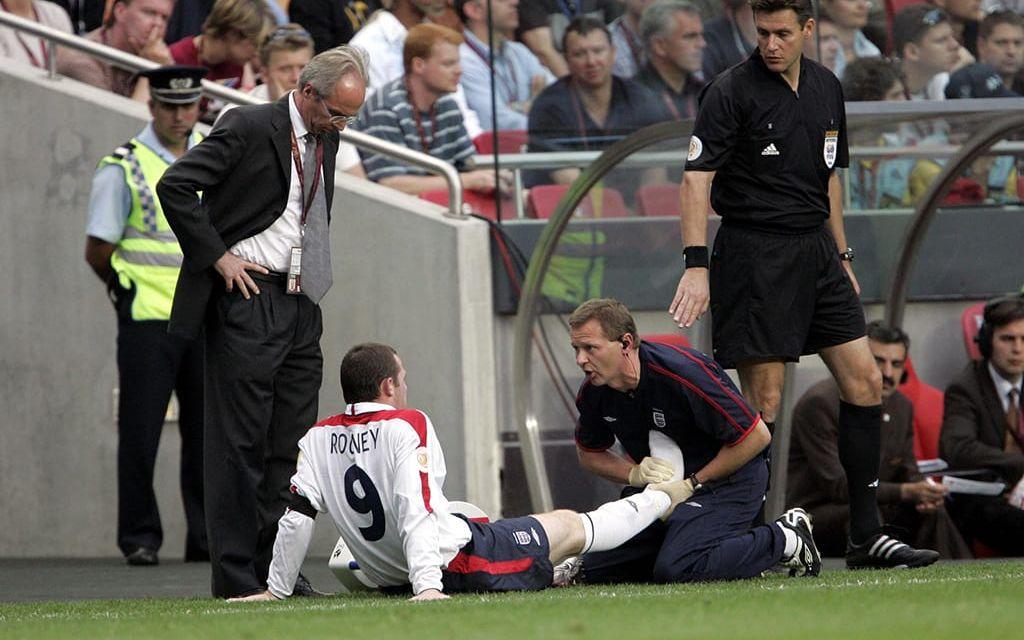 EM 2004 slutade i en förlust på straffar, sedan England bäste spelare under mästerskapet - Wayne Rooney - blivit skadad.