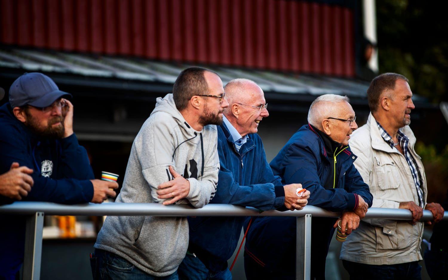 Tre generationer Eriksson samlas på Björnevi IP. Farfar, far och son har alla varit aktiva inom fotbollen. Sven ser fler matcher än någon annan i familjen.