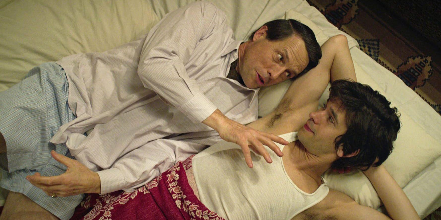 Hugh Grant spelar Jeremy Thorpe och Ben Whishaw hans älskare Norman Scott i det verklighetsbaserade tv-dramat "En engelsk skandal". Pressbild.