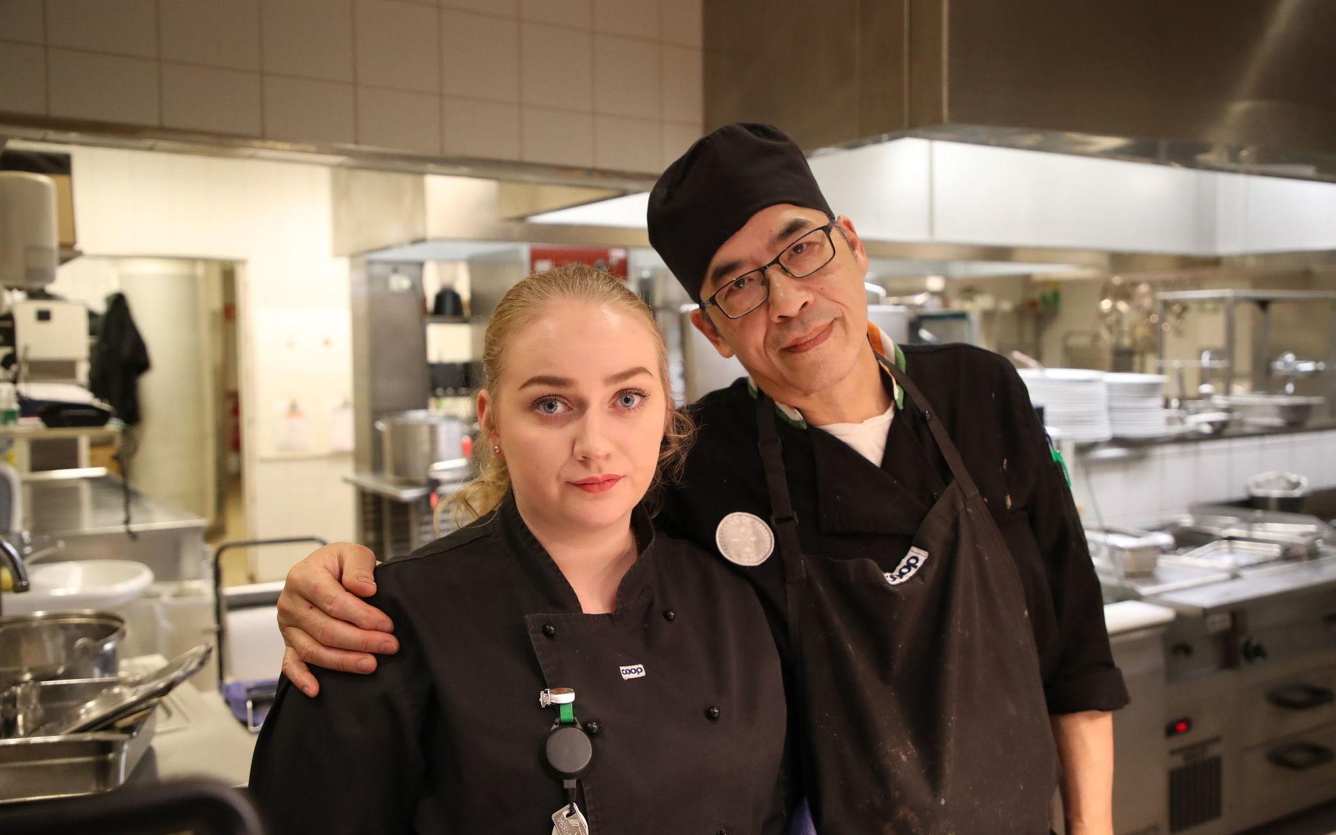 Elin Mäkinen och Charlie Chan, som arbetar i Coops café.