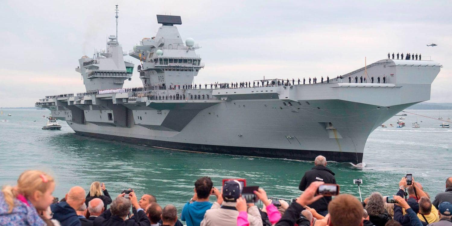 Hangarfartyget HMS Queen Elizabeth drog stor publik när det lade till på tisdagen i hamnen i Porthsmouth.