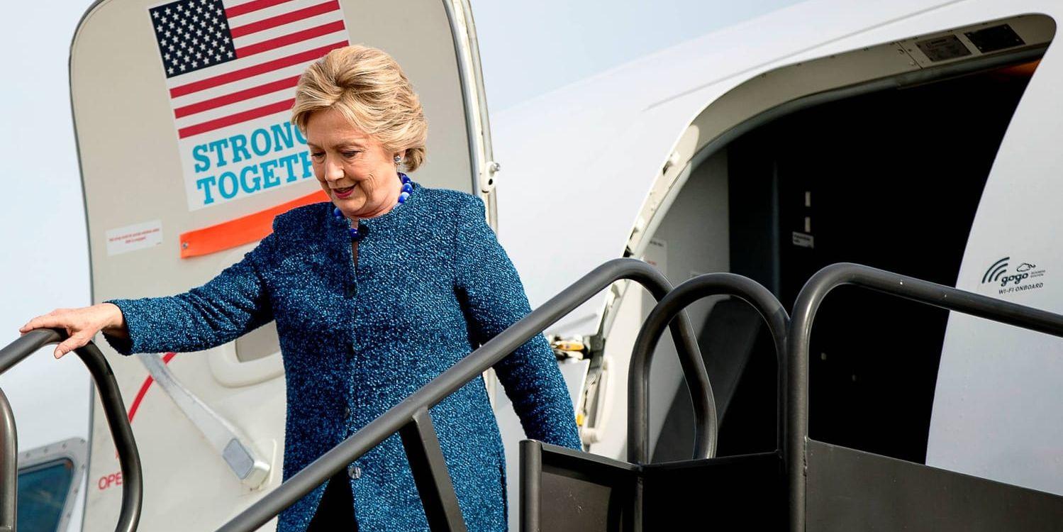 Demokraternas presidentkandidat Hillary Clinton landar i Iowa efter att nyheten om att FBI åter ska granska hennes e-post briserat.
