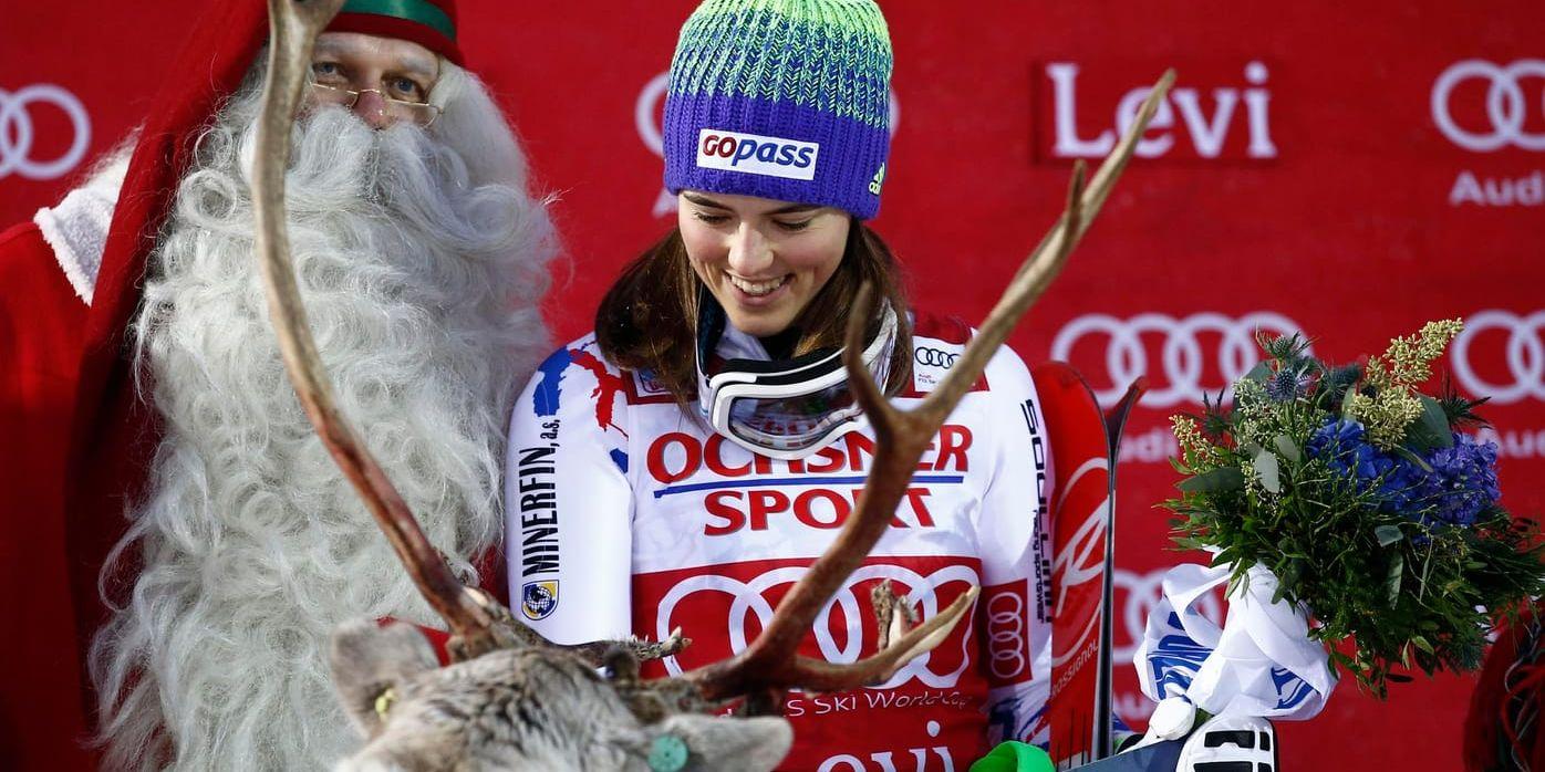 Petra Vlhova vann säsongens första slalom – och fick både en ren och chansen att träffa tomten. Slovakiskan, som även vann i Aspen i våras, har nu vunnit två tävlingar i rad över storstjärnan Mikaela Shiffrin.