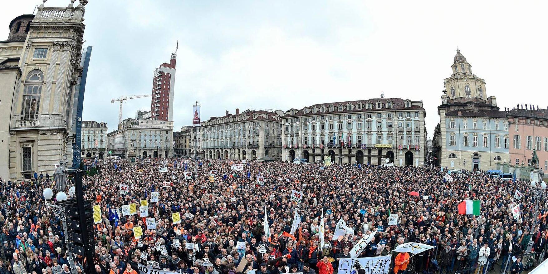 Höghastighetståglinjen mellan Turin och Lyon är omstridd. På lördagen demonstrerade tiotusentals anhängare av projektet i Turin.