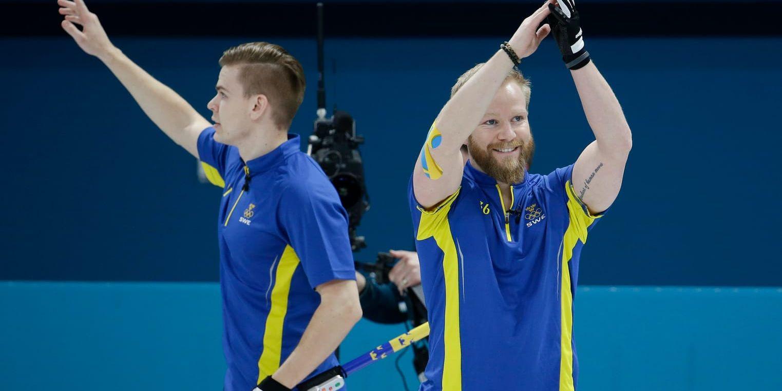 Christoffer Sundgren och Niklas Edin firar semifinalsegern över Schweiz.