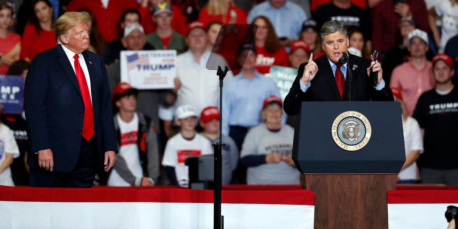 Fox-programledaren Sean Hannity, till höger, uppe på scen på ett av USA:s president Donald Trumps sista valmöten inför mellanårsvalen