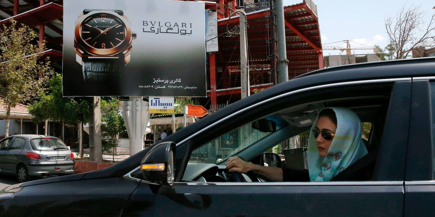 Reklam för lyxklockor i Teheran, en bild från förra sommaren. Nu införs även kreditkort i Irans ekonomi.